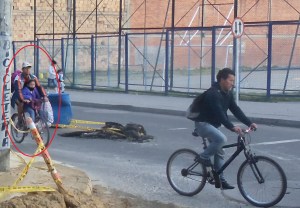 Persiste la costumbre de llevar a los niños al colegio en bicicleta.