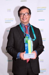 Gustavo Petro, alcalde mayor de Bogotá, recibe el Premio mundial de liderazgo climático y ciudad en Londres. (Foto: Alcaldía Mayor de Bogotá)