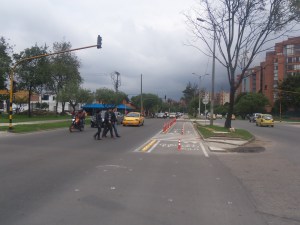 Interacción de peatones, conductores, motociclistas e infraestructura en paso semaforizado de ciclorruta de la Carrera 50 en Bogotá. (Foto: Guillermo Camacho-Cabrera)