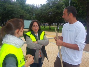 María Andrea Fernández, Coordinadora de Pedagogía, Liliana Bohórquez, Directora de Seguridad Vial y Germán Sarmiento de Cebras por la Vida dialogan en el Parque de la 93. (Foto: Guillermo Camacho Cabrera)