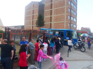 Usuarios haciendo fila para adquirir Tarjeta Tu Llave en una localidad de Bogotá (Archivo). Foto: Guillermo Camacho Cabrera