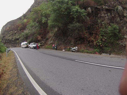 Vía Bogotá-Girardot, con señalización horizontal peligrosa (Foto: José Alejandro Torres Sicachá, motociclista accidentado)