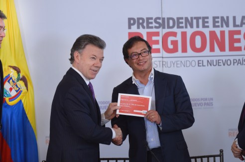 Presidente Santos hace entrega de recursos para el Metro al Alcalde Petro (Foto: Casa de Nariño)