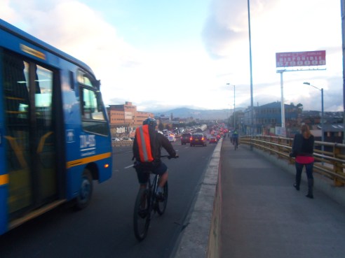 Ciclista en Bogotá transitando al lado de un bus del SITP (Foto: Guillermo Camacho Cabrera)