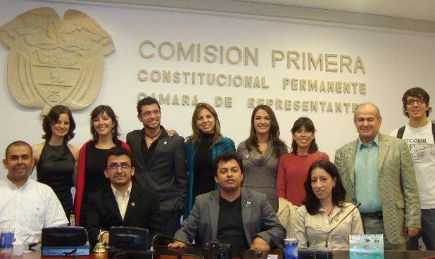 En la Comisión Pimera Constitucional Permanente de la Cámara de Representantes de la República de Colombia con un grupo de activistas de la defensa de los animales.