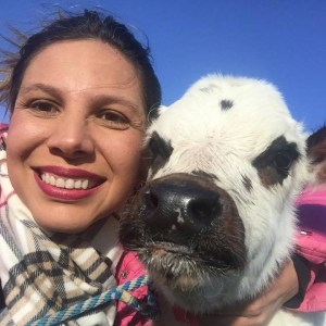 Yerly Mozo abraza a una cría de otra especie. 